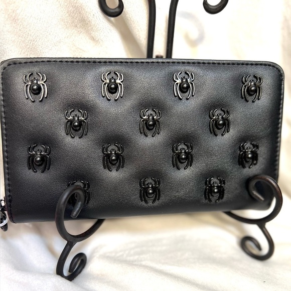 🕷️BETSEY JOHNSON ZIP AROUND SPIDER WRISTLET/WALLET🕷️NWT - Picture 4 of 10